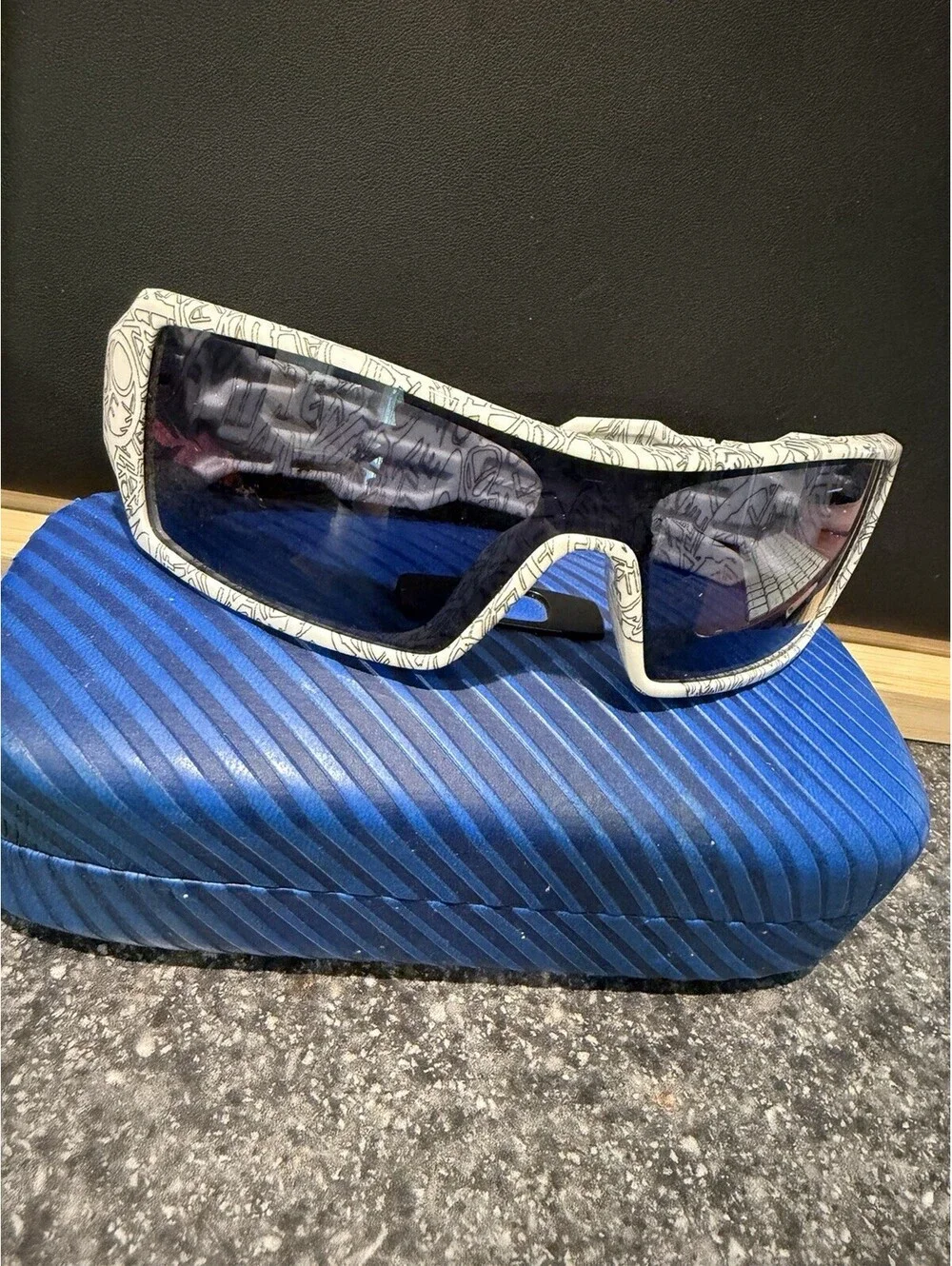 Oakley Oil Rig OO9119-03 White Graphic Sunglasses Black Lenses Case And 2 Bags